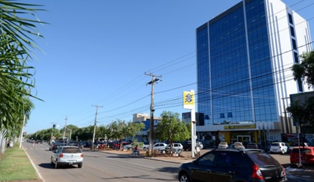 O secretário de Educação de Palmas, professor Danilo Melo, informou que representantes da diretoria do Sindicato dos Trabalhadores em Educação do Tocantins (Sintet) que o prefeito de Palmas, Carlos Amastha, aceitou a proposta intermediária de devolver em folha complementar ainda este mês parte dos pontos cortados dos grevistas que farão a reposição de aulas no mês de janeiro do ano que vem; “Estamos atendendo ao pedido de reposição de aulas, o pedido de reposição de pontos agora parcelados conforme sugestão dos sindicatos, mas queremos os professores integralmente de volta às salas sem nenhum resquício de tensão entre grevistas e não grevistas” (Foto: Leonardo Lucena) O secretário de Educação de Palmas, professor Danilo Melo, informou que representantes da diretoria do Sindicato dos Trabalhadores em Educação do Tocantins (Sintet) que o prefeito de Palmas, Carlos Amastha, aceitou a proposta intermediária de devolver em folha complementar ainda este mês parte dos pontos cortados dos grevistas que farão a reposição de aulas no mês de janeiro do ano que vem; “Estamos atendendo ao pedido de reposição de aulas, o pedido de reposição de pontos agora parcelados conforme sugestão dos sindicatos, mas queremos os professores integralmente de volta às salas sem nenhum resquício de tensão entre grevistas e não grevistas”