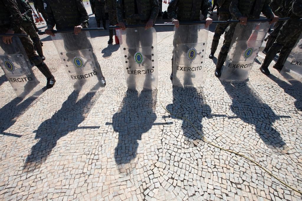 Recrutas do Exército em Goiás denunciam perseguição ideológica: soldados petistas ou favoráveis aos direitos humanos são vítimas de tortura e humilhação por parte de oficiais no 41.º Batalhão de Infantaria Motorizada, em Jataí (GO); gravações mostram um oficial humilhando um recruta, pisando em sua cabeça e jogando areia com o pé em cima do jovem (Foto: Charles Nisz) Recrutas do Exército em Goiás denunciam perseguição ideológica: soldados petistas ou favoráveis aos direitos humanos são vítimas de tortura e humilhação por parte de oficiais no 41.º Batalhão de Infantaria Motorizada, em Jataí (GO); gravações mostram um oficial humilhando um recruta, pisando em sua cabeça e jogando areia com o pé em cima do jovem