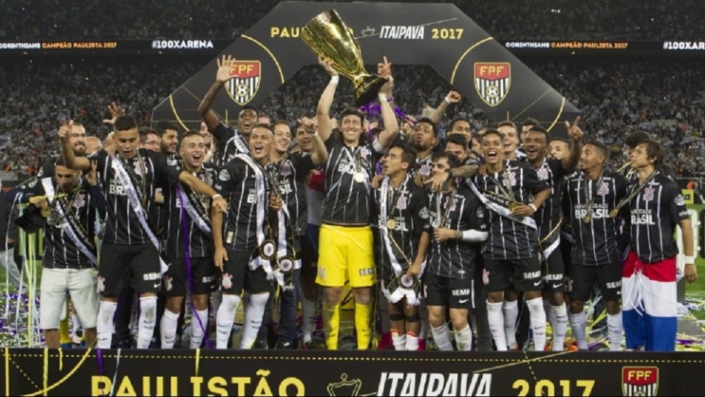 O clube mais valioso das Américas é o paulista Corinthians, avaliado em US$ 576,9 milhões, de acordo com o ranking “Os 50 clubes mais valiosos da América 2017” da edição mexicana da Forbes; essa é a quinta vez que ele lidera o anuário, um time “inalcançável em termos de valor”, segundo a publicação; o que colocou o Corinthians novamente na primeira posição foi o contrato de publicidade fechado com a Nike, de US$ 145 milhões em publicidade até 2022 (Foto: José Barbacena) O clube mais valioso das Américas é o paulista Corinthians, avaliado em US$ 576,9 milhões, de acordo com o ranking “Os 50 clubes mais valiosos da América 2017” da edição mexicana da Forbes; essa é a quinta vez que ele lidera o anuário, um time “inalcançável em termos de valor”, segundo a publicação; o que colocou o Corinthians novamente na primeira posição foi o contrato de publicidade fechado com a Nike, de US$ 145 milhões em publicidade até 2022