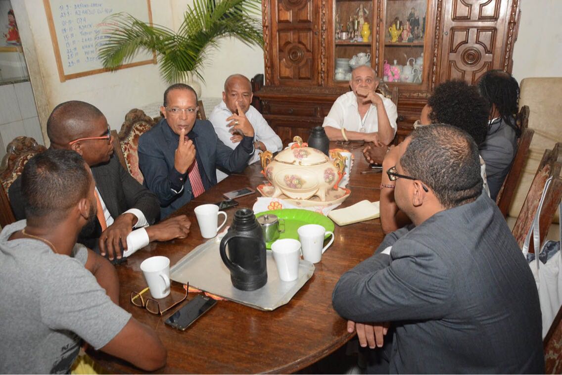 A Comissão de Reparação da Câmara Municipal de Salvador visitou o terreiro de candomblé Hunkpame Savalu Vodun Zo Kwe, no Curuzu, para ouvir o líder espiritual doté Amilton Costa sobre a invasão do templo por policiais militares, em operação no bairro da Liberdade; presidente da comissão, o vereador Moisés Rocha (PT) repudiou o caso e pediu apuração e punição aos envolvidos; "Toda a estrutura da Câmara está à disposição do terreiro. Estamos indignados com esse caso e vamos cobrar apuração para este flagrante de racismo institucional e intolerância religiosa", disse Moisés (Foto: Romulo Faro) A Comissão de Reparação da Câmara Municipal de Salvador visitou o terreiro de candomblé Hunkpame Savalu Vodun Zo Kwe, no Curuzu, para ouvir o líder espiritual doté Amilton Costa sobre a invasão do templo por policiais militares, em operação no bairro da Liberdade; presidente da comissão, o vereador Moisés Rocha (PT) repudiou o caso e pediu apuração e punição aos envolvidos; "Toda a estrutura da Câmara está à disposição do terreiro. Estamos indignados com esse caso e vamos cobrar apuração para este flagrante de racismo institucional e intolerância religiosa", disse Moisés