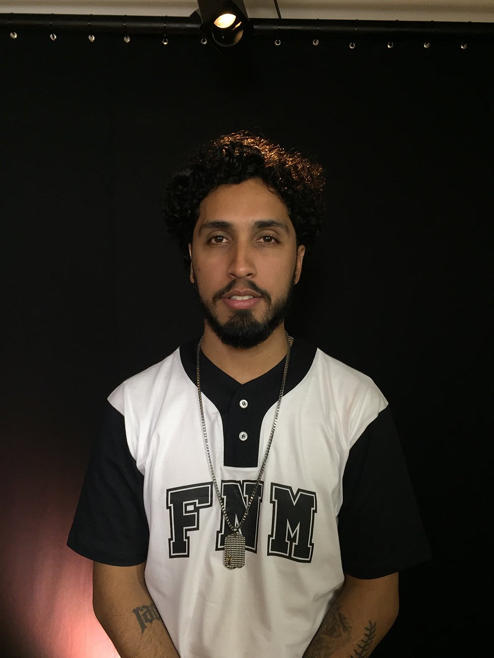 Um dos expoentes da nova geração do rap nacional, o autor de "Estereótipo" e "Primeira Diss" faz sucesso com públicos distintos - é adorado tanto pela turma da quebrada, de onde vem, quanto pela classe média alta; "A nossa situação política é ridícula, deplorável, um seriado de televisão", diz ele; o artista lembra que "o rap por muito tempo foi machista, homofóbico", mas que ele está "mais para Bob Marley"; Rashid encerrou a entrevista para a TV 247 em grande estilo, numa batalha imaginária com o seu xará, Michel Temer (seu nome de batismo é Michel Dias Costa); assista à íntegra (Foto: Gisele Federicce) Um dos expoentes da nova geração do rap nacional, o autor de "Estereótipo" e "Primeira Diss" faz sucesso com públicos distintos - é adorado tanto pela turma da quebrada, de onde vem, quanto pela classe média alta; "A nossa situação política é ridícula, deplorável, um seriado de televisão", diz ele; o artista lembra que "o rap por muito tempo foi machista, homofóbico", mas que ele está "mais para Bob Marley"; Rashid encerrou a entrevista para a TV 247 em grande estilo, numa batalha imaginária com o seu xará, Michel Temer (seu nome de batismo é Michel Dias Costa); assista à íntegra