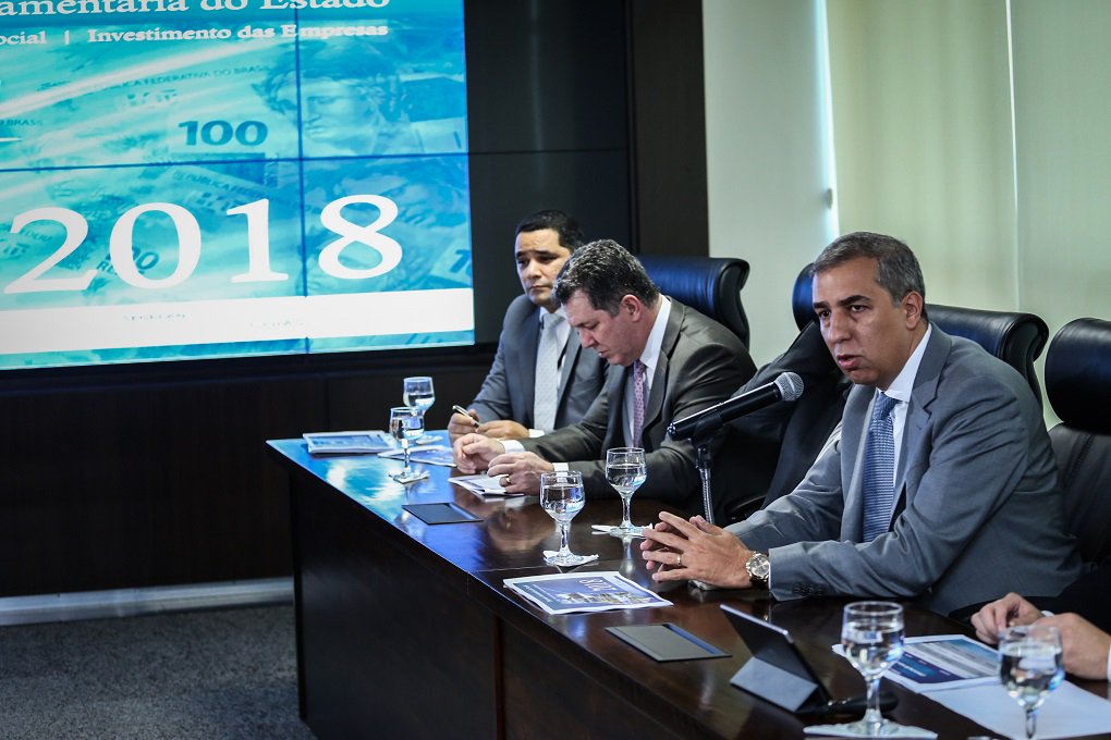Ao detalhar hoje para a imprensa a proposta orçamentária de 2018, encaminhada na última sexta-feira (29) para a Assembleia Legislativa de Goiás, o vice-governador José Eliton afirmou que ela garante a execução plena do programa Goiás na Frente, bem como de todos os programas sociais do governo estadual; proposta orçamentária para 2018 é menor do que a de 2017; no ano passado, os gastos estavam previstos em R$ 25.030.657.000; para este ano, a previsão é de R$ 24.965.327.000; deste valor, R$ 6.434.029.116,44 são de investimentos no Goiás na Frente, em todas as áreas que o programa contempla (Foto: José Barbacena) Ao detalhar hoje para a imprensa a proposta orçamentária de 2018, encaminhada na última sexta-feira (29) para a Assembleia Legislativa de Goiás, o vice-governador José Eliton afirmou que ela garante a execução plena do programa Goiás na Frente, bem como de todos os programas sociais do governo estadual; proposta orçamentária para 2018 é menor do que a de 2017; no ano passado, os gastos estavam previstos em R$ 25.030.657.000; para este ano, a previsão é de R$ 24.965.327.000; deste valor, R$ 6.434.029.116,44 são de investimentos no Goiás na Frente, em todas as áreas que o programa contempla
