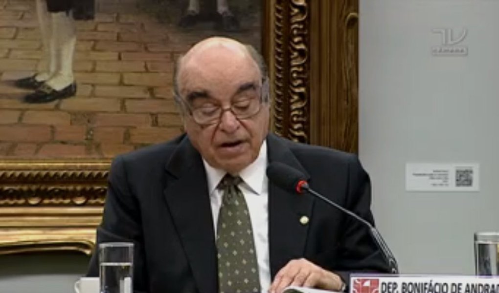 O deputado Bonifácio de Andrada (PSDB-MG) recomendou nesta tarde a rejeição do prosseguimento da denúncia da PGR contra Michel Temer e os ministros Eliseu Padilha (Casa Civil) e Moreira Franco (Secretaria-Geral) pelo crime de organização criminosa; Temer também foi denunciado por obstrução de Justiça, acusação que também foi rejeitada pelo relator; para Bonifácio, as informações são baseadas na denúncia em "delações espúrias, sem credibilidade não havendo justa causa para o prosseguimento da ação penal" (Foto: Aquiles Lins) O deputado Bonifácio de Andrada (PSDB-MG) recomendou nesta tarde a rejeição do prosseguimento da denúncia da PGR contra Michel Temer e os ministros Eliseu Padilha (Casa Civil) e Moreira Franco (Secretaria-Geral) pelo crime de organização criminosa; Temer também foi denunciado por obstrução de Justiça, acusação que também foi rejeitada pelo relator; para Bonifácio, as informações são baseadas na denúncia em "delações espúrias, sem credibilidade não havendo justa causa para o prosseguimento da ação penal"