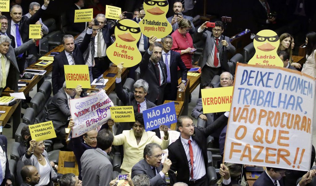 Levantamento dos jornalistas Rubem Bertha e Tomás Chiaverini mostra que pouco mais de dois meses entre o dia 2 de agosto e esta quarta, 25 de outubro, foram suficientes para que 11 deputados mudassem suas posições entre a análise da primeira e da segunda denúncia contra Michel Temer no plenário da Câmara; entre os que agora votaram contra Temer, há desde a incoerência escancarada até uma espécie de estratégia avestruz; em agosto, quando votaram a favor do presidente, boa parte dos deputados simplesmente ignorou o assunto em suas páginas (Foto: Aquiles Lins) Levantamento dos jornalistas Rubem Bertha e Tomás Chiaverini mostra que pouco mais de dois meses entre o dia 2 de agosto e esta quarta, 25 de outubro, foram suficientes para que 11 deputados mudassem suas posições entre a análise da primeira e da segunda denúncia contra Michel Temer no plenário da Câmara; entre os que agora votaram contra Temer, há desde a incoerência escancarada até uma espécie de estratégia avestruz; em agosto, quando votaram a favor do presidente, boa parte dos deputados simplesmente ignorou o assunto em suas páginas