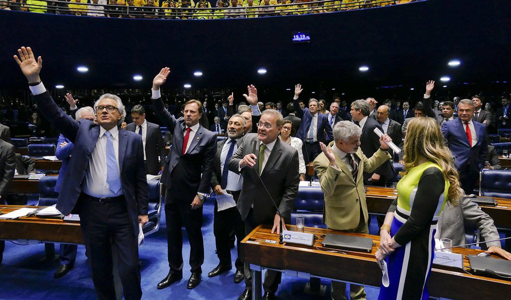 O Senado aprovou nesta terça-feira projeto que cria um fundo de financiamento eleitoral com recursos públicos, que segue agora para a Câmara dos Deputados; segundo o texto aprovado em votação simbólica, o fundo será abastecido com 30 por cento de emendas parlamentares de bancada e com recursos equivalentes à compensação financeira que seria destinada a emissoras de rádio e televisão pela propaganda partidária gratuita. O horário gratuito em período eleitoral, porém, fica mantido (Foto: Aquiles Lins) O Senado aprovou nesta terça-feira projeto que cria um fundo de financiamento eleitoral com recursos públicos, que segue agora para a Câmara dos Deputados; segundo o texto aprovado em votação simbólica, o fundo será abastecido com 30 por cento de emendas parlamentares de bancada e com recursos equivalentes à compensação financeira que seria destinada a emissoras de rádio e televisão pela propaganda partidária gratuita. O horário gratuito em período eleitoral, porém, fica mantido