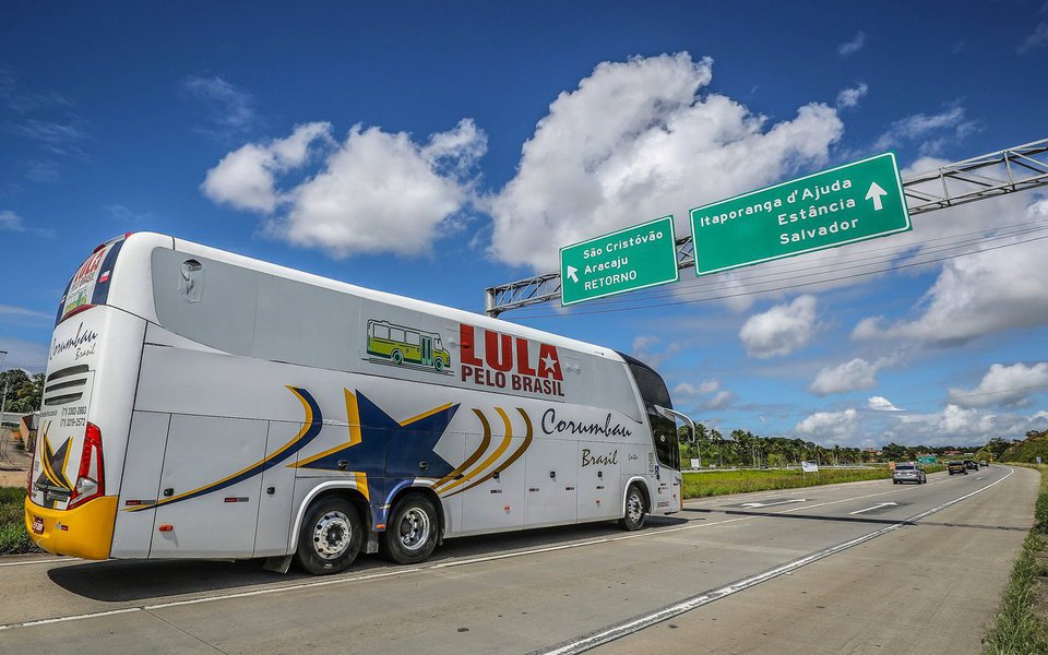 Passagem do ex-presidente Luiz Inácio Lula da Silva por Pernambuco será marcada por uma agenda intensa. A etapa pernambucana da "Caravana pelo Brasil" contará com a participação de Lula em eventos em municípios da Região Metropolitana do Recife, além de diversos atos públicos contra as privatizações e o governo Michel Temer e visitas a obras consideradas legados de seu governo; também está sendo especulado um encontro entre ele e a ex-primeira-dama Renata Campos, viúva do ex-governador Eduardo Campos (PSB), o que não foi confirmado (Foto: Paulo Emílio) Passagem do ex-presidente Luiz Inácio Lula da Silva por Pernambuco será marcada por uma agenda intensa. A etapa pernambucana da "Caravana pelo Brasil" contará com a participação de Lula em eventos em municípios da Região Metropolitana do Recife, além de diversos atos públicos contra as privatizações e o governo Michel Temer e visitas a obras consideradas legados de seu governo; também está sendo especulado um encontro entre ele e a ex-primeira-dama Renata Campos, viúva do ex-governador Eduardo Campos (PSB), o que não foi confirmado