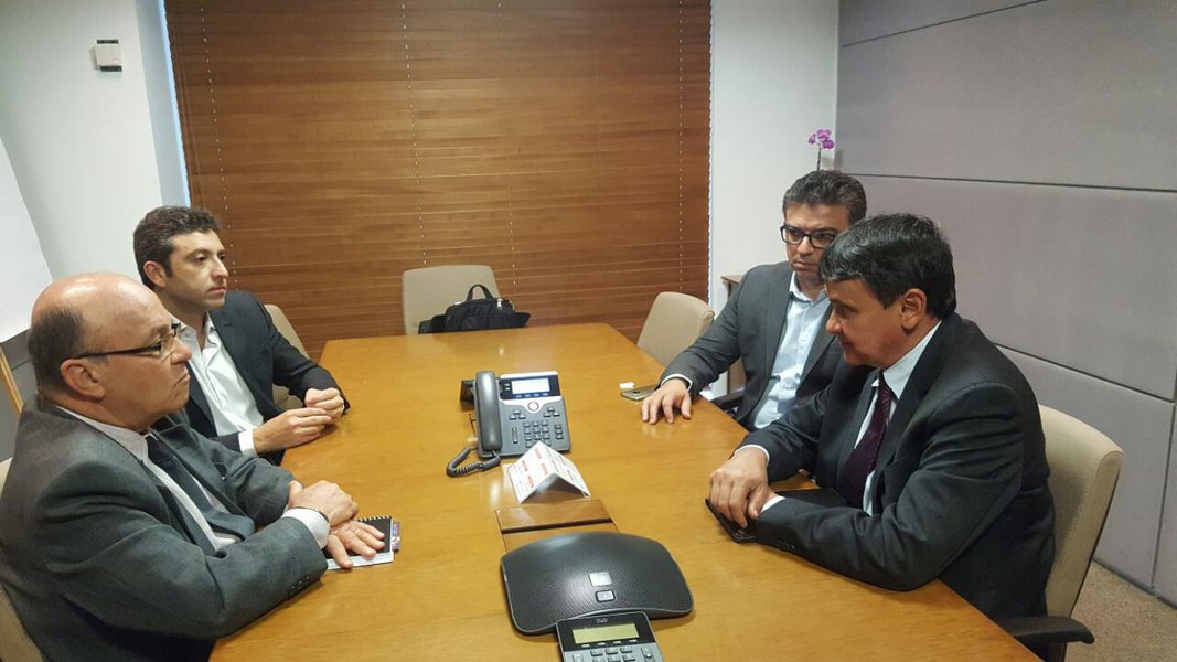 O governador Wellington Dias esteve em audiência, na sede da Companhia Siderúrgica Nacional (CSN), onde discutiu, junto ao presidente da empresa Transnordestina, Sérgio Leite, a retomada das obras da Ferrovia Transnordestina e outros entendimentos que objetivam a conclusão da obra; De acordo com o chefe do executivo, já está pronto o relatório que faltava para que o Conselho Interministerial pudesse autorizar as condições, junto ao Tribunal de Contas da União, para a retomada das obras da ferrovia; o projeto prevê 1.753 quilômetros de ferrovia, beneficiando 81 municípios, sendo 18 no Piauí, que, segundo Dias, “é o estado onde as obras estão mais adiantadas”; “Nossa expectativa é de que os trabalhos sejam retomados até o final deste ano, o que significa a geração de emprego e renda” (Foto: Leonardo Lucena) O governador Wellington Dias esteve em audiência, na sede da Companhia Siderúrgica Nacional (CSN), onde discutiu, junto ao presidente da empresa Transnordestina, Sérgio Leite, a retomada das obras da Ferrovia Transnordestina e outros entendimentos que objetivam a conclusão da obra; De acordo com o chefe do executivo, já está pronto o relatório que faltava para que o Conselho Interministerial pudesse autorizar as condições, junto ao Tribunal de Contas da União, para a retomada das obras da ferrovia; o projeto prevê 1.753 quilômetros de ferrovia, beneficiando 81 municípios, sendo 18 no Piauí, que, segundo Dias, “é o estado onde as obras estão mais adiantadas”; “Nossa expectativa é de que os trabalhos sejam retomados até o final deste ano, o que significa a geração de emprego e renda”