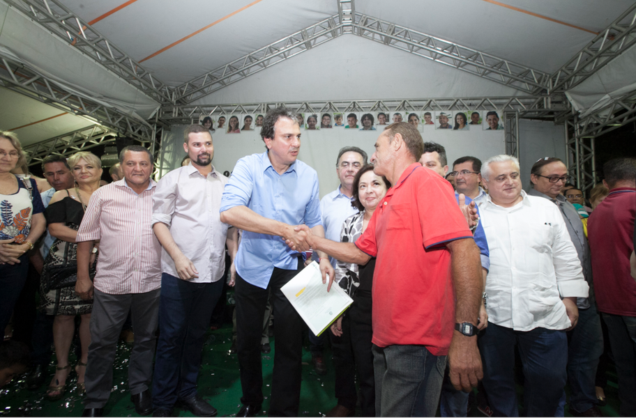 Na comemoração dos 94 anos do município de Reriutaba, o governador Camilo Santana (PT) anunciou uma série de ações nas áreas de Educação, Infraestrutura, Desenvolvimento Agrário e Recursos Hídricos. Entre elas estão a entrega de 334 títulos de terra, a inauguração do posto do Detran, o investimento em iluminação de estádio esportivo, em ambulância e calçamentos, além da recuperação do asfalto no trecho viário de Santo Antônio Cariré e o município (Foto: Rodrigo Rocha) Na comemoração dos 94 anos do município de Reriutaba, o governador Camilo Santana (PT) anunciou uma série de ações nas áreas de Educação, Infraestrutura, Desenvolvimento Agrário e Recursos Hídricos. Entre elas estão a entrega de 334 títulos de terra, a inauguração do posto do Detran, o investimento em iluminação de estádio esportivo, em ambulância e calçamentos, além da recuperação do asfalto no trecho viário de Santo Antônio Cariré e o município