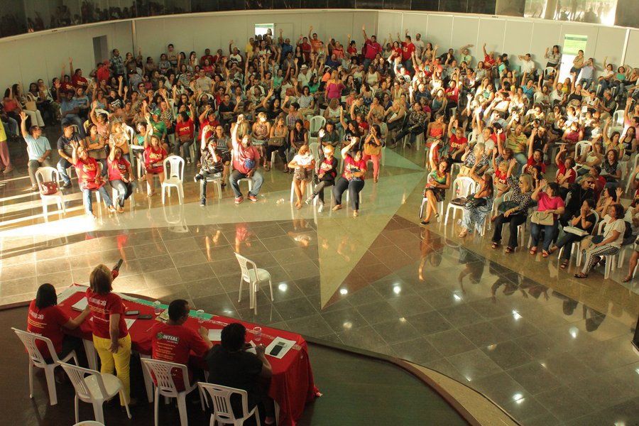 Reivindicando desde janeiro melhores condições de trabalho e aumento de salarial, os servidores da educação de Maceió decidiram pela paralisação das atividades por 24h; Secretaria Municipal de Educação (Semed) diz que a negociação salarial da classe ainda está em curso e a mediação tanto do reajuste salarial quanto da ilegalidade da greve está sob a tutela do Tribunal de Justiça do Estado de Alagoas (Foto: Voney Malta) Reivindicando desde janeiro melhores condições de trabalho e aumento de salarial, os servidores da educação de Maceió decidiram pela paralisação das atividades por 24h; Secretaria Municipal de Educação (Semed) diz que a negociação salarial da classe ainda está em curso e a mediação tanto do reajuste salarial quanto da ilegalidade da greve está sob a tutela do Tribunal de Justiça do Estado de Alagoas