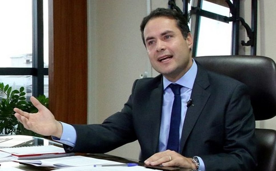 O governador Renan Filho (PMDB) defendeu, diante das informações divulgadas até o momento, uma investigação profunda, que separe os culpados dos inocentes, na ação da Polícia Federal e Controladoria Geral da União (CGU) que teve como alvo o desvio milionário de recursos da Secretaria de Estado da Saúde de Alagoas (Sesau); "Estamos aguardando as informações e, logicamente, os desdobramentos das ações policiais que estão sendo realizadas. É importante destacar que a Secretaria de Saúde já se colocou à disposição para mais informações”, disse Renan Filho (Foto: Voney Malta) O governador Renan Filho (PMDB) defendeu, diante das informações divulgadas até o momento, uma investigação profunda, que separe os culpados dos inocentes, na ação da Polícia Federal e Controladoria Geral da União (CGU) que teve como alvo o desvio milionário de recursos da Secretaria de Estado da Saúde de Alagoas (Sesau); "Estamos aguardando as informações e, logicamente, os desdobramentos das ações policiais que estão sendo realizadas. É importante destacar que a Secretaria de Saúde já se colocou à disposição para mais informações”, disse Renan Filho