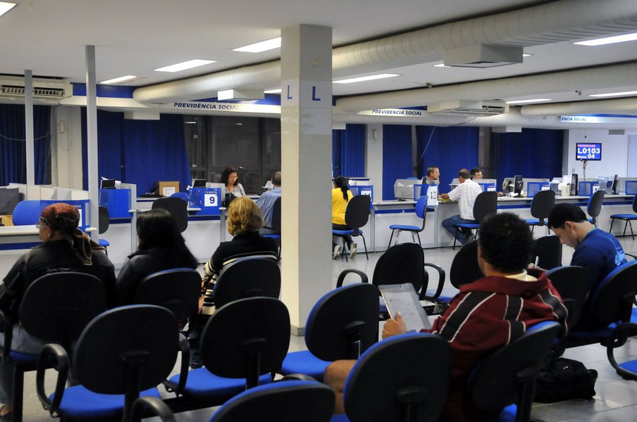 A revisão dos benefícios previdenciários do auxílio-doença detectou algum tipo de irregularidade em 3.205 alagoanos, mas até agora 2.527 tiveram o cancelamento do benefício imediatamente após a realização dos exames; revisão dos benefícios no País já atingiu 200 mil beneficiários, resultando em 80% de cancelamentos (Foto: Voney Malta) A revisão dos benefícios previdenciários do auxílio-doença detectou algum tipo de irregularidade em 3.205 alagoanos, mas até agora 2.527 tiveram o cancelamento do benefício imediatamente após a realização dos exames; revisão dos benefícios no País já atingiu 200 mil beneficiários, resultando em 80% de cancelamentos