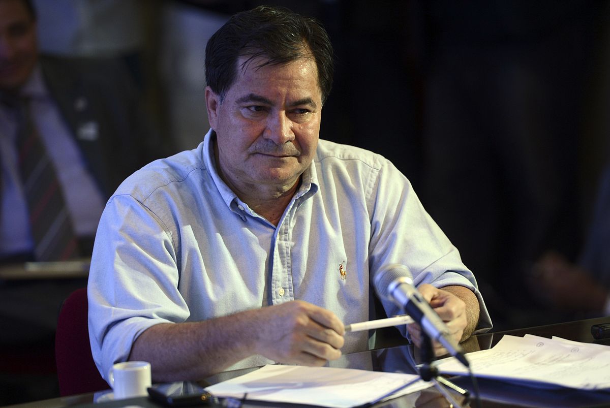 Hospital de Base do Distrito Federal informou neste domingo (13) que é grave e instável o estado de saúde do ex-senador boliviano Roger Pinto Molina, que caiu do ultraleve que pilotava na noite passada, no município goiano de Luziânia; Molina, de 57 anos, que deu entrada no hospital na noite de sábado (12), era o único ocupante da aeronave; investigadores do Sexto Serviço Regional de Investigação e Prevenção de Acidentes Aeronáuticos deslocaram-se para Luziânia, na região do Entorno do Distrito Federal, a fim de fazer registros fotográficos, coletar documentos e realizar entrevistas (Foto: Aquiles Lins) Hospital de Base do Distrito Federal informou neste domingo (13) que é grave e instável o estado de saúde do ex-senador boliviano Roger Pinto Molina, que caiu do ultraleve que pilotava na noite passada, no município goiano de Luziânia; Molina, de 57 anos, que deu entrada no hospital na noite de sábado (12), era o único ocupante da aeronave; investigadores do Sexto Serviço Regional de Investigação e Prevenção de Acidentes Aeronáuticos deslocaram-se para Luziânia, na região do Entorno do Distrito Federal, a fim de fazer registros fotográficos, coletar documentos e realizar entrevistas