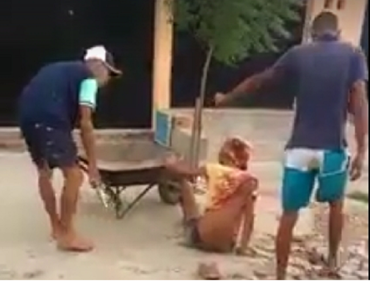 Cinco dos oito envolvidos no assassinato da travesti Dandara dos Santos, deverão ser ouvidos hoje, na última etapa antes do caso ir a julgamento. O assassinato de Dandara, ocorrido há seis meses, causou forte comoção, principalmente, depois que o vídeo do crime bárbaro foi divulgado nas redes sociais, pelos próprios criminosos (Foto: Fatima 247) Cinco dos oito envolvidos no assassinato da travesti Dandara dos Santos, deverão ser ouvidos hoje, na última etapa antes do caso ir a julgamento. O assassinato de Dandara, ocorrido há seis meses, causou forte comoção, principalmente, depois que o vídeo do crime bárbaro foi divulgado nas redes sociais, pelos próprios criminosos