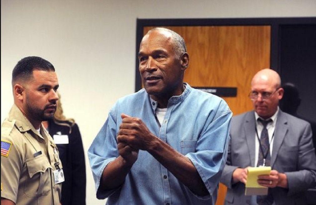 Réu do “julgamento do século”, O.J. Simpson pode ser libertado ainda neste domingo de uma prisão em Nevada, onde está preso desde 2008 por assalto a mão armada, mas o momento e o local de sua saída ainda são desconhecidos, e seus planos, incertos; Simpson, 70 anos, conseguiu obter liberdade condicional, em julho, após nove anos atrás das grades, em uma audiência que não levou em consideração o julgamento dos anos 90, pelo assassinato de sua ex-mulher Nicole Brown e do seu amigo, Ron Goldman (Foto: José Barbacena) Réu do “julgamento do século”, O.J. Simpson pode ser libertado ainda neste domingo de uma prisão em Nevada, onde está preso desde 2008 por assalto a mão armada, mas o momento e o local de sua saída ainda são desconhecidos, e seus planos, incertos; Simpson, 70 anos, conseguiu obter liberdade condicional, em julho, após nove anos atrás das grades, em uma audiência que não levou em consideração o julgamento dos anos 90, pelo assassinato de sua ex-mulher Nicole Brown e do seu amigo, Ron Goldman