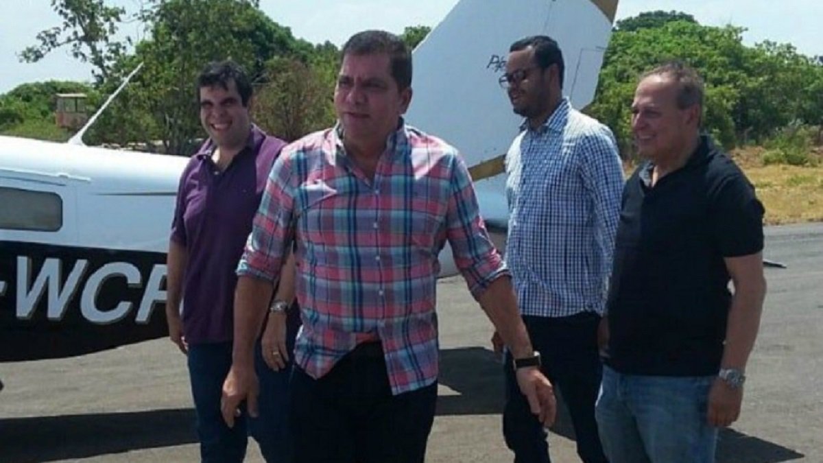 A Agência Nacional de Aviação Civil (ANAC) divulgou nota oficial informando ter interditado a aeronave utilizada pelo prefeito de Palmas, Carlos Amastha (PSB), para uma visita a Araguaína. Amastha utilizou uma aeronave de propriedade do empresário Rodrigo Siqueira Nogueira, que mantém contratos com a Prefeitura por meio da empresa RSN Logística. As defesas do empresário e do prefeito argumentam que a aeronave tem contrato com a JDF Locadora, e esta empresa é que teria locado o avião ao Partido Socialista Brasileiro (PSB)
(Foto: Fatima 247) A Agência Nacional de Aviação Civil (ANAC) divulgou nota oficial informando ter interditado a aeronave utilizada pelo prefeito de Palmas, Carlos Amastha (PSB), para uma visita a Araguaína. Amastha utilizou uma aeronave de propriedade do empresário Rodrigo Siqueira Nogueira, que mantém contratos com a Prefeitura por meio da empresa RSN Logística. As defesas do empresário e do prefeito argumentam que a aeronave tem contrato com a JDF Locadora, e esta empresa é que teria locado o avião ao Partido Socialista Brasileiro (PSB)