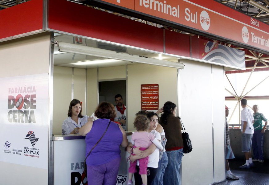 Dos 14 postos que funcionavam desde 2004, administrados pelo governo estadual, apenas seis continuam abertos; um diferencial do programa é que as farmácias estão, ou estavam, localizadas em pontos de grande circulação, como terminais de ônibus e estações de metrô, facilitando o acesso aos medicamentos (Foto: Charles Nisz) Dos 14 postos que funcionavam desde 2004, administrados pelo governo estadual, apenas seis continuam abertos; um diferencial do programa é que as farmácias estão, ou estavam, localizadas em pontos de grande circulação, como terminais de ônibus e estações de metrô, facilitando o acesso aos medicamentos