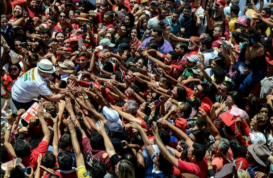 No segundo dia de caravana pelo Ceará, o ex-presidente Lula vai à região do Cariri, onde receberá a medalha Bárbara de Alencar, além do título de doutor honoris causa da Universidade Regional do Cariri (Urca), no município do Crato. Haverá ainda um ato público no Crajubar, encontro das cidades de Juazeiro do Norte, Crato e Barbalha. Acompanhe a visita aqui (Foto: Rodrigo Rocha) No segundo dia de caravana pelo Ceará, o ex-presidente Lula vai à região do Cariri, onde receberá a medalha Bárbara de Alencar, além do título de doutor honoris causa da Universidade Regional do Cariri (Urca), no município do Crato. Haverá ainda um ato público no Crajubar, encontro das cidades de Juazeiro do Norte, Crato e Barbalha. Acompanhe a visita aqui