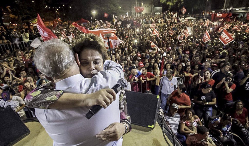 Por mais que a Folha tenha tentado intrigar o ex-presidente Lula com a presidente deposta Dilma Rousseff, afirmando que Lula declarou que Dilma "traiu seu eleitorado" em entrevista ao jornal espanhol El Mundo, declaração que ele nunca fez, o efeito parece ter sido contrário, como ficou demonstrado no ato em defesa da soberania realizado na noite desta segunda-feira 23 em Ipatinga, na abertura da caravana de Lula em Minas Gerais; Dilma lidera as pesquisas de intenção de voto no Estado para disputar o Senado em 2018 (Foto: Gisele Federicce) Por mais que a Folha tenha tentado intrigar o ex-presidente Lula com a presidente deposta Dilma Rousseff, afirmando que Lula declarou que Dilma "traiu seu eleitorado" em entrevista ao jornal espanhol El Mundo, declaração que ele nunca fez, o efeito parece ter sido contrário, como ficou demonstrado no ato em defesa da soberania realizado na noite desta segunda-feira 23 em Ipatinga, na abertura da caravana de Lula em Minas Gerais; Dilma lidera as pesquisas de intenção de voto no Estado para disputar o Senado em 2018