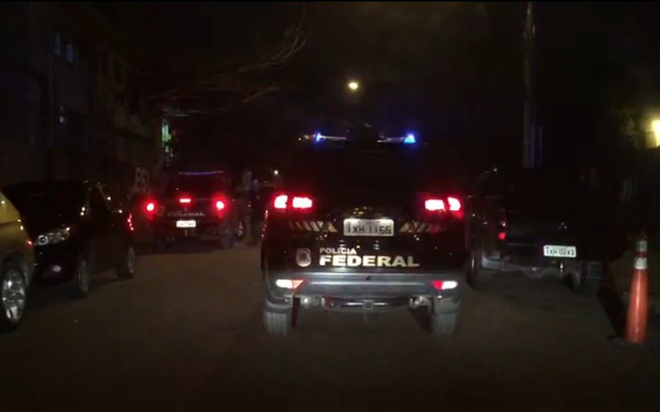 Polícia Federal cumpre cinco mandados de busca e apreensão em cidades gaúchas e em Brasília como parte de investigação para combater os crimes de corrupção e lavagem de dinheiro em obras públicas no Rio Grande do Sul, em um novo desdobramento da Operação Lava Jato; informações obtidas na 26ª fase da Lava Jato --a chamada operação Xepa, realizada em março de 2016 tendo como alvo principal a Odebrecht levaram à descoberta de um esquema envolvendo a lavagem de dinheiro por meio de entidade associativa ligada a grandes empreiteiras (Foto: Paulo Emílio) Polícia Federal cumpre cinco mandados de busca e apreensão em cidades gaúchas e em Brasília como parte de investigação para combater os crimes de corrupção e lavagem de dinheiro em obras públicas no Rio Grande do Sul, em um novo desdobramento da Operação Lava Jato; informações obtidas na 26ª fase da Lava Jato --a chamada operação Xepa, realizada em março de 2016 tendo como alvo principal a Odebrecht levaram à descoberta de um esquema envolvendo a lavagem de dinheiro por meio de entidade associativa ligada a grandes empreiteiras