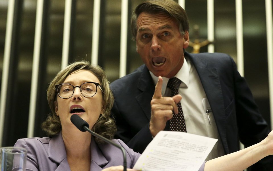 O Superior Tribunal de Justiça (STJ) julga nesta terça (15), a partir das 14hs, o recurso do deputado federal Jair Bolsonaro (PSC-RJ) contra decisão do Tribunal de Justiça do Distrito Federal e dos Territórios, que manteve a condenação por danos morais em favor da deputada federal Maria do Rosário (PT-RS); o julgamento envolve ofensa proferida fora do Parlamento e sem qualquer correlação com o desempenho das atividades legislativas vinculadas ao cargo político do deputado Bolsonaro (Foto: Leonardo Lucena) O Superior Tribunal de Justiça (STJ) julga nesta terça (15), a partir das 14hs, o recurso do deputado federal Jair Bolsonaro (PSC-RJ) contra decisão do Tribunal de Justiça do Distrito Federal e dos Territórios, que manteve a condenação por danos morais em favor da deputada federal Maria do Rosário (PT-RS); o julgamento envolve ofensa proferida fora do Parlamento e sem qualquer correlação com o desempenho das atividades legislativas vinculadas ao cargo político do deputado Bolsonaro