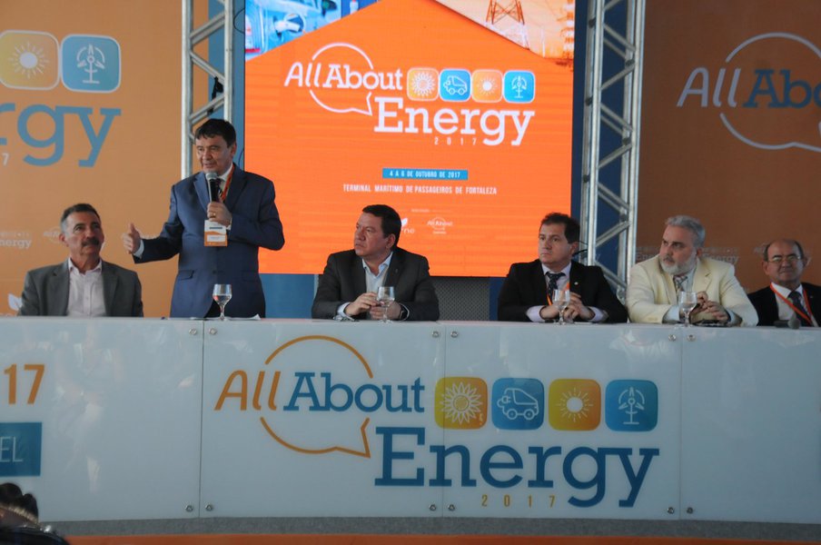 O governador Wellington Dias participou, da abertura da 10ª Edição da Feira Intersetorial e do Congresso Internacional de Energia Renovável e Sustentabilidade (All About Energy), no Terminal Marítimo de Fortaleza (CE); “O encontro é importante para divulgar o potencial do Piauí, na véspera de um leilão que acontecerá em dezembro. O Piauí tem investidores do mundo todo e este é um momento de aproveitamento. Para se ter uma ideia, dos 300 projetos apresentados no leilão que acontecerá em dezembro, 150 são focados no Piauí”, destacou Wellington (Foto: Leonardo Lucena) O governador Wellington Dias participou, da abertura da 10ª Edição da Feira Intersetorial e do Congresso Internacional de Energia Renovável e Sustentabilidade (All About Energy), no Terminal Marítimo de Fortaleza (CE); “O encontro é importante para divulgar o potencial do Piauí, na véspera de um leilão que acontecerá em dezembro. O Piauí tem investidores do mundo todo e este é um momento de aproveitamento. Para se ter uma ideia, dos 300 projetos apresentados no leilão que acontecerá em dezembro, 150 são focados no Piauí”, destacou Wellington