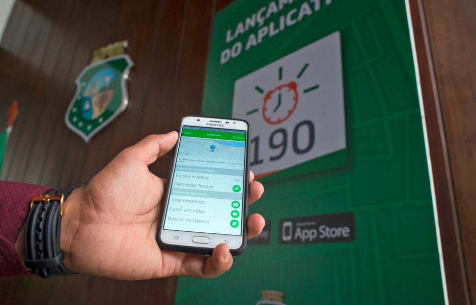 Lançado há uma semana pelo Governo do Ceará, o aplicativo 190, que possibilita registrar ocorrências pelo telefone, já contabiliza mais de 10,8 mil downloads. Até esta quinta-feira (5), o APP 190 permitiu que a Coordenadoria Integrada de Operações de Segurança atendesse mais de 150 ocorrências (Foto: Rodrigo Rocha) Lançado há uma semana pelo Governo do Ceará, o aplicativo 190, que possibilita registrar ocorrências pelo telefone, já contabiliza mais de 10,8 mil downloads. Até esta quinta-feira (5), o APP 190 permitiu que a Coordenadoria Integrada de Operações de Segurança atendesse mais de 150 ocorrências