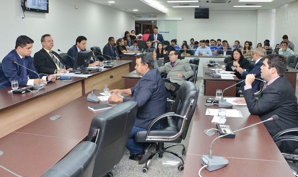 Deputados estaduais aprovaram dois pedidos de empréstimo do governo do Tocantins que somam R$ 583 milhões junto à Caixa Econômica Federal. Um projeto no valor de R$ 453 milhões para obras em todo o Estado e outro, de R$ 130 milhões, para a construção da ponte sobre o rio Tocantins, em Porto Nacional/; um dos pontos mais polêmicos em relação ao empréstimo de R$ 453 milhões foi a retirada de parte do dinheiro da ordem de R$ 86 milhões para a duplicação de um trecho da TO-222, entre a região central de Araguaína e o setor Novo Horizonte, que mede 13 quilômetros (Foto: Leonardo Lucena) Deputados estaduais aprovaram dois pedidos de empréstimo do governo do Tocantins que somam R$ 583 milhões junto à Caixa Econômica Federal. Um projeto no valor de R$ 453 milhões para obras em todo o Estado e outro, de R$ 130 milhões, para a construção da ponte sobre o rio Tocantins, em Porto Nacional/; um dos pontos mais polêmicos em relação ao empréstimo de R$ 453 milhões foi a retirada de parte do dinheiro da ordem de R$ 86 milhões para a duplicação de um trecho da TO-222, entre a região central de Araguaína e o setor Novo Horizonte, que mede 13 quilômetros
