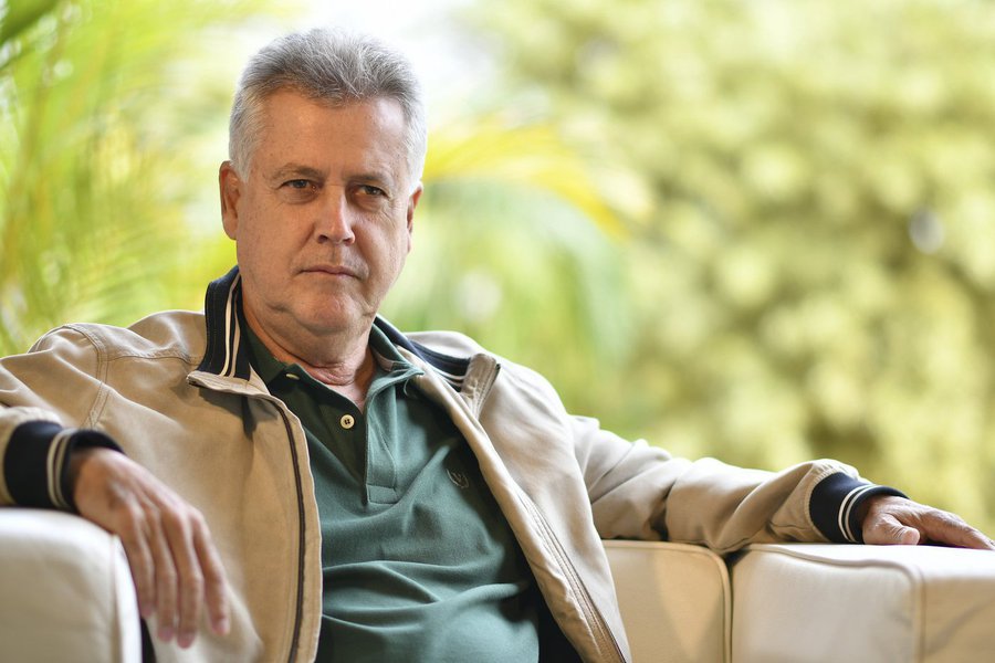 Em meio à maior crise econômica nacional, o governo do Distrito Federal disse que obteve conquistas que melhoraram a vida da população; o chefe do Executivo enfrentou desgastes; ao adiar o pagamento da terceira parcela do reajuste das 32 categorias do funcionalismo – concedido na gestão passada sem previsão orçamentária —, manteve o salário dos servidores públicos em dia, segundo o governo; também eliminou 4 mil cargos comissionados, reduziu a quantidade de secretarias de 38 para 20, substituiu a frota oficial por veículos mais simples e econômicos e conseguiu quitar mais de R$ 2 bilhões em dívidas com empresas e fornecedores (Foto: Leonardo Lucena) Em meio à maior crise econômica nacional, o governo do Distrito Federal disse que obteve conquistas que melhoraram a vida da população; o chefe do Executivo enfrentou desgastes; ao adiar o pagamento da terceira parcela do reajuste das 32 categorias do funcionalismo – concedido na gestão passada sem previsão orçamentária —, manteve o salário dos servidores públicos em dia, segundo o governo; também eliminou 4 mil cargos comissionados, reduziu a quantidade de secretarias de 38 para 20, substituiu a frota oficial por veículos mais simples e econômicos e conseguiu quitar mais de R$ 2 bilhões em dívidas com empresas e fornecedores
