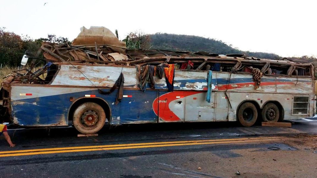 Ônibus com mais de 40 pessoas seguida de Alagoas para São Paulo e tombou sozinho em uma curva íngreme nesta madrugada, próximo a Serra do Salitre, em Minas Gerais; há dezenas de pessoas feriadas, encaminhadas aos hospitais da região (Foto: Gisele Federicce) Ônibus com mais de 40 pessoas seguida de Alagoas para São Paulo e tombou sozinho em uma curva íngreme nesta madrugada, próximo a Serra do Salitre, em Minas Gerais; há dezenas de pessoas feriadas, encaminhadas aos hospitais da região