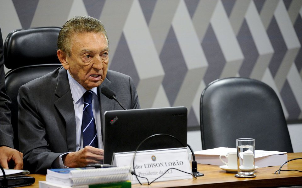 Em delação premiada, os operadores de propinas Jorge Luz e Bruno Luz, pai e filho, afirmaram que foram feitos pagamentos a um representante do senador Edison Lobão (PMDB-MA) no âmbito de contrato entre a Petrobrás e a empresa americana Sargeant Marine; os delatores entregaram uma planilha em que a soma dos valores que envolveram o ministro e seu representante na estatal chega aos US$ 450 mil. Segundo eles, os repasses eram feitos a Murilo Barbosa Sobrinho, ligado ao peemedebista; os depoimentos foram prestados à Polícia Federal no âmbito da Operação Abate, 44.ª fase da Lava Jato (Foto: Leonardo Lucena) Em delação premiada, os operadores de propinas Jorge Luz e Bruno Luz, pai e filho, afirmaram que foram feitos pagamentos a um representante do senador Edison Lobão (PMDB-MA) no âmbito de contrato entre a Petrobrás e a empresa americana Sargeant Marine; os delatores entregaram uma planilha em que a soma dos valores que envolveram o ministro e seu representante na estatal chega aos US$ 450 mil. Segundo eles, os repasses eram feitos a Murilo Barbosa Sobrinho, ligado ao peemedebista; os depoimentos foram prestados à Polícia Federal no âmbito da Operação Abate, 44.ª fase da Lava Jato