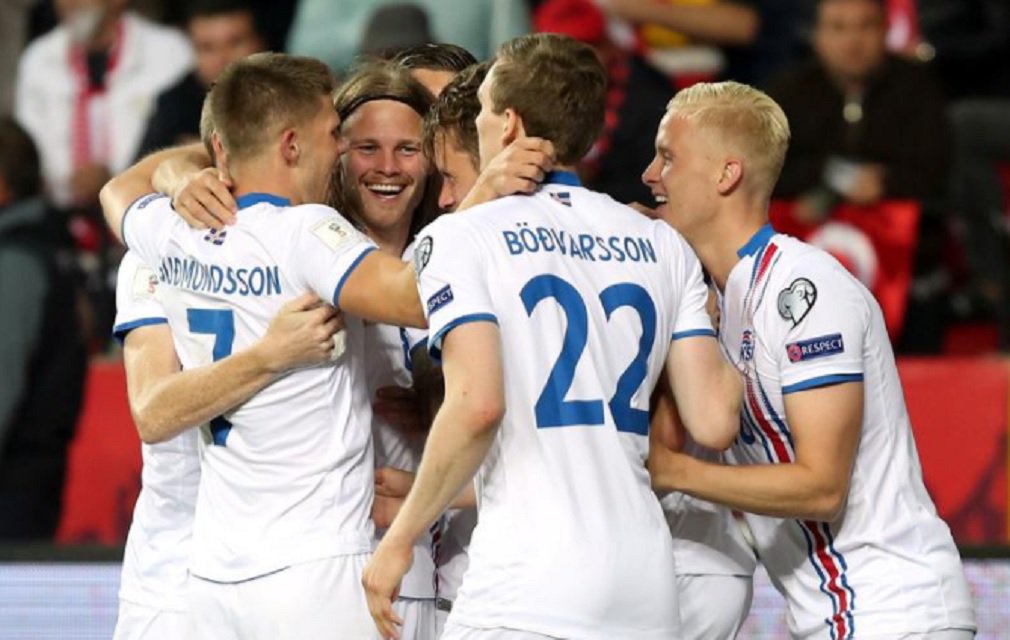 A Islândia, que tem apenas 330 mil habitantes,virou a nação com o menor número de habitantes a se classificar para a Copa do Mundo da Rússia; a equipe do norte da Europa derrotou o Kosovo por 2 a 0, na tarde desta segunda-feira, e assim obteve a vaga sem depender de ninguém; com os resultados desta tarde, a classificação final do Grupo I ficou com a Islândia isolada na liderança, com 22 pontos, seguida pela Croácia, com 20, e pela Ucrânia, com 17 (Foto: José Barbacena) A Islândia, que tem apenas 330 mil habitantes,virou a nação com o menor número de habitantes a se classificar para a Copa do Mundo da Rússia; a equipe do norte da Europa derrotou o Kosovo por 2 a 0, na tarde desta segunda-feira, e assim obteve a vaga sem depender de ninguém; com os resultados desta tarde, a classificação final do Grupo I ficou com a Islândia isolada na liderança, com 22 pontos, seguida pela Croácia, com 20, e pela Ucrânia, com 17