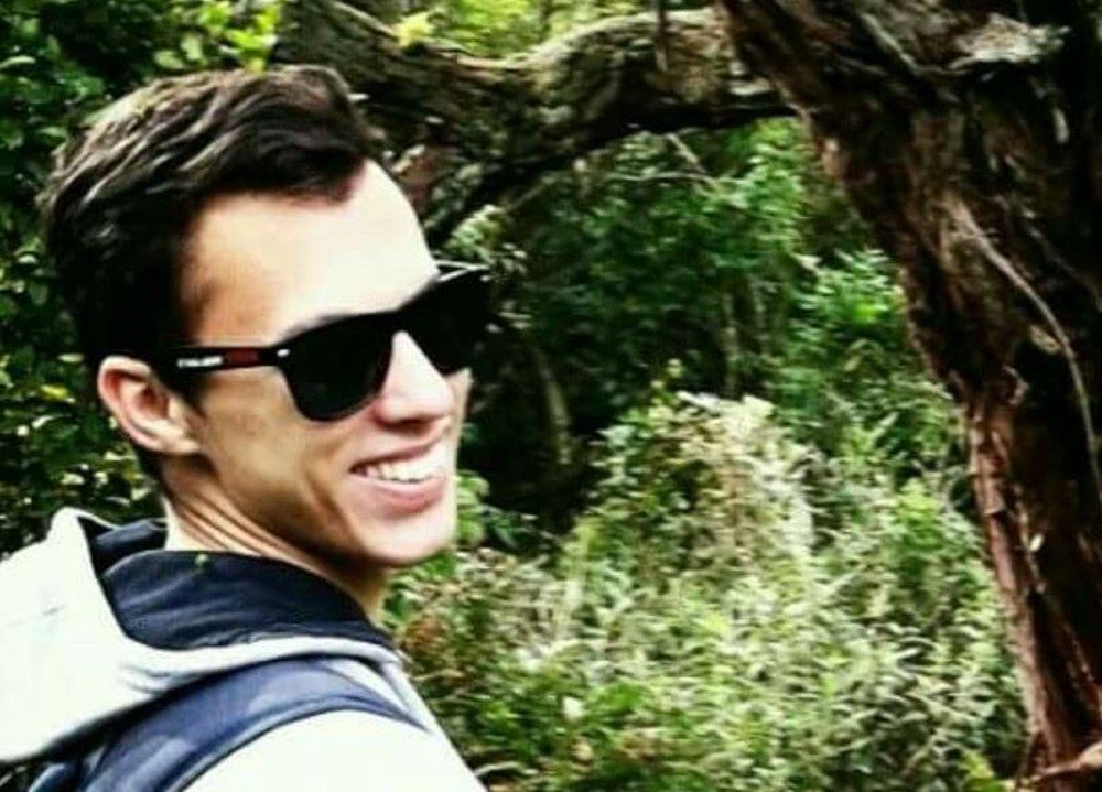 Sérgio Luz, de 23 anos, a quarta vítima do atropelamento causado por Sérgio Sirotsky, filho do dono da RBS, em Florianópolis, morreu nesta sexta-feira 11; o acidente aconteceu na saída de uma festa na madrugada do domingo 6, em Jurerê Internacional, no norte da Ilha; Sérgio abandonou o carro no local e fugiu, se entregando apenas na quarta-feira à polícia; ele admitiu ter tomado dois copos de vodka com energético durante a madrugada (Foto: Charles Nisz) Sérgio Luz, de 23 anos, a quarta vítima do atropelamento causado por Sérgio Sirotsky, filho do dono da RBS, em Florianópolis, morreu nesta sexta-feira 11; o acidente aconteceu na saída de uma festa na madrugada do domingo 6, em Jurerê Internacional, no norte da Ilha; Sérgio abandonou o carro no local e fugiu, se entregando apenas na quarta-feira à polícia; ele admitiu ter tomado dois copos de vodka com energético durante a madrugada