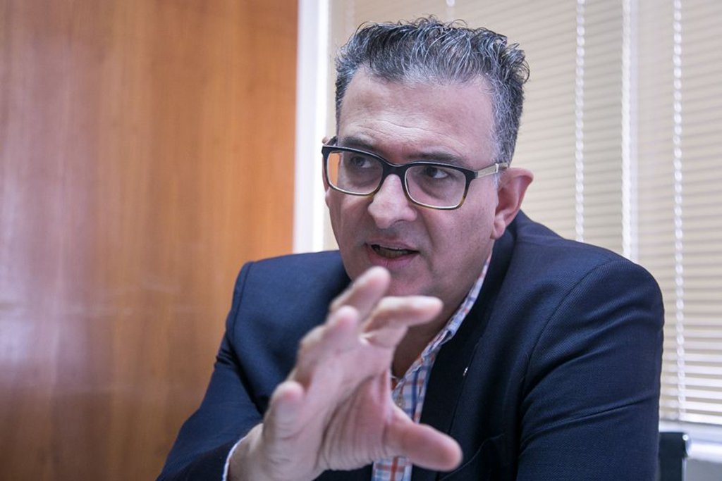 Ex-prefeito de Canoas Jairo Jorge da Silva é o nome do PDT para concorrer à sucessão do governador José Ivo Sartori (PMDB); o pedetista afirma que, se eleito, começará pelo diálogo com o servidores públicos, o que ele considera não existir no governo atual; para Jairo Jorge, a atual gestão promove uma “guerra santa” contra os servidores no sentido de justamente “quebrar” a parcela da sociedade que faz mais oposição ao governo; “Essa jihad que ele está fazendo não vai levar a nenhum lugar. Não existe educação sem professor e professora e não existe segurança sem brigadiano, sem policial civil, sem agente penitenciário”, diz. “Hoje se criou essa guerra santa, esse processo como se o servidor fosse responsável pela crise, não é. Essa crise nasce lá na década de 1960” (Foto: Leonardo Lucena) Ex-prefeito de Canoas Jairo Jorge da Silva é o nome do PDT para concorrer à sucessão do governador José Ivo Sartori (PMDB); o pedetista afirma que, se eleito, começará pelo diálogo com o servidores públicos, o que ele considera não existir no governo atual; para Jairo Jorge, a atual gestão promove uma “guerra santa” contra os servidores no sentido de justamente “quebrar” a parcela da sociedade que faz mais oposição ao governo; “Essa jihad que ele está fazendo não vai levar a nenhum lugar. Não existe educação sem professor e professora e não existe segurança sem brigadiano, sem policial civil, sem agente penitenciário”, diz. “Hoje se criou essa guerra santa, esse processo como se o servidor fosse responsável pela crise, não é. Essa crise nasce lá na década de 1960”