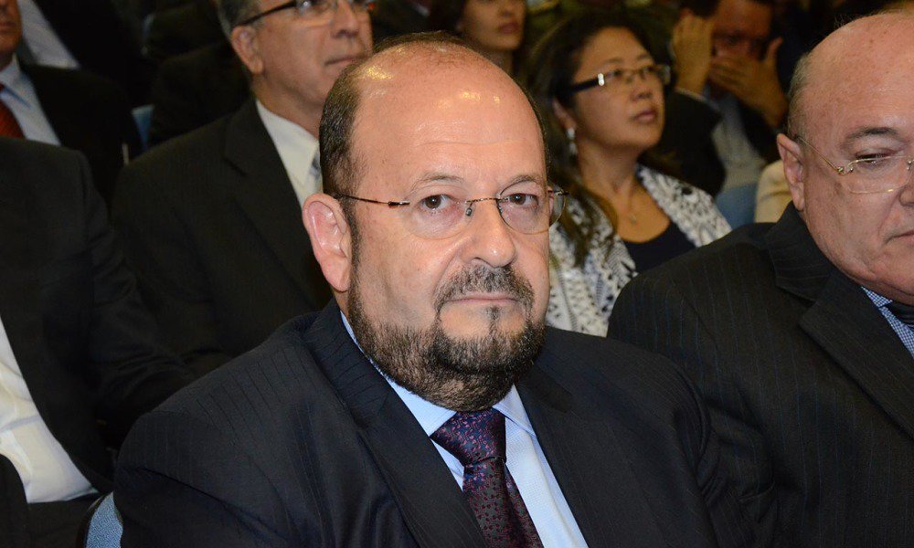 Por decisão judicial, o secretário de saúde estadual, Marcos Musafir, foi afastado do cargo; Segundo o promotor de Justiça Marcelo Lima Nunes, a Secretaria de Saúde tem descumprido decisões sobre a falta de médicos. Na sentença que afastou o secretário, o juiz Nassib Cleto Mamud afirma que, há seis meses, a contratação de médicos especialistas/plantonistas e fornecimento de alimentação especial vêm sendo garantidos por ordens judiciais (Foto: Charles Nisz) Por decisão judicial, o secretário de saúde estadual, Marcos Musafir, foi afastado do cargo; Segundo o promotor de Justiça Marcelo Lima Nunes, a Secretaria de Saúde tem descumprido decisões sobre a falta de médicos. Na sentença que afastou o secretário, o juiz Nassib Cleto Mamud afirma que, há seis meses, a contratação de médicos especialistas/plantonistas e fornecimento de alimentação especial vêm sendo garantidos por ordens judiciais