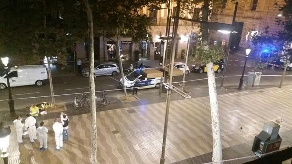Funcionários forenses trabalham em local de ataque com van em Barcelona 17/8/2017 REUTERS/Giselle Loots (Foto: Aquiles Lins) Funcionários forenses trabalham em local de ataque com van em Barcelona 17/8/2017 REUTERS/Giselle Loots