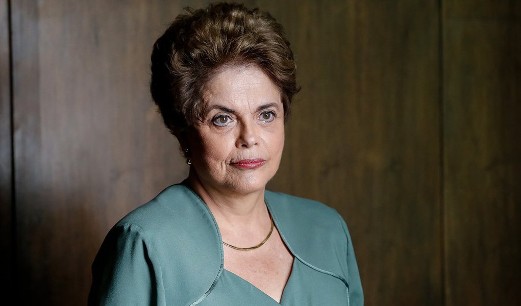 A Polícia Federal concluiu e encaminhou ao Supremo Tribunal Federal seu relatório sobre a acusação de que a presidente Dilma Rousseff teria tentado obstruir a Lava Jato, ao nomear o ministro do STJ Marcelo Navarro; o caso surgiu na delação do ex-senador Delcídio Amaral, que foi instrumentalizada pelo PSDB para que Dilma fosse derrubada; a conclusão da PF: não há provas e Dilma é inocente; agora, no entanto, Inês é morta – aliás, a democracia é morta (Foto: Aquiles Lins) A Polícia Federal concluiu e encaminhou ao Supremo Tribunal Federal seu relatório sobre a acusação de que a presidente Dilma Rousseff teria tentado obstruir a Lava Jato, ao nomear o ministro do STJ Marcelo Navarro; o caso surgiu na delação do ex-senador Delcídio Amaral, que foi instrumentalizada pelo PSDB para que Dilma fosse derrubada; a conclusão da PF: não há provas e Dilma é inocente; agora, no entanto, Inês é morta – aliás, a democracia é morta