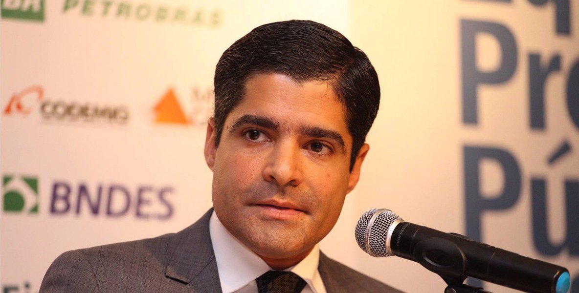 O prefeito ACM Neto afirmou nesta quinta-feira, no Rio de Janeiro, onde foi convidado de honra da sessão especial do Fórum Nacional, na sede do Banco Nacional de Desenvolvimento Econômico e Social, que Salvador possui R$ 1,5 bilhão em caixa "porque, desde 2013, organizou as finanças e combateu desperdícios, além de ter apostado no planejamento estratégico e aplicação correta dos recursos públicos"; "Somos uma cidade pobre. Foi preciso eliminar desperdícios e gastar mais com o cidadão e menos com a máquina administrativa. O planejamento de médio prazo, com controle estreito dos gastos e disciplina fiscal, foi a solução encontrada", segundo o democrata (Foto: Romulo Faro) O prefeito ACM Neto afirmou nesta quinta-feira, no Rio de Janeiro, onde foi convidado de honra da sessão especial do Fórum Nacional, na sede do Banco Nacional de Desenvolvimento Econômico e Social, que Salvador possui R$ 1,5 bilhão em caixa "porque, desde 2013, organizou as finanças e combateu desperdícios, além de ter apostado no planejamento estratégico e aplicação correta dos recursos públicos"; "Somos uma cidade pobre. Foi preciso eliminar desperdícios e gastar mais com o cidadão e menos com a máquina administrativa. O planejamento de médio prazo, com controle estreito dos gastos e disciplina fiscal, foi a solução encontrada", segundo o democrata