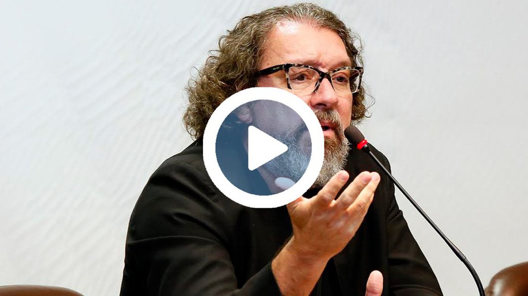 Com ironia e bom humor, advogado disse aos presentes que sua "cliente" não está acostumada com o contraditório e prometeu "entregar o agente público que vaza todas as delações", aqueles que "fustigam" os que estão presos e os contatos com a mídia; seria, talvez, segundo ele, "a primeira delação premiada espontânea" da operação; assista ao vídeo (Foto: Gisele Federicce) Com ironia e bom humor, advogado disse aos presentes que sua "cliente" não está acostumada com o contraditório e prometeu "entregar o agente público que vaza todas as delações", aqueles que "fustigam" os que estão presos e os contatos com a mídia; seria, talvez, segundo ele, "a primeira delação premiada espontânea" da operação; assista ao vídeo