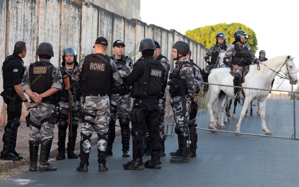 A Secretaria de Justiça do Piauí deflagrou a Operação 'Habitar, para as forças de segurança ocuparem a Casa de Custódia de Teresina, com o objetivo de garantir a entrada de presos e o restabelecimento das visitas na unidade prisional; a ocupação, que ocorre desde a madrugada desta sexta-feira (15), é consequência da suspensão das atividades devido a greve dos agentes penitenciários (Foto: Leonardo Lucena) A Secretaria de Justiça do Piauí deflagrou a Operação 'Habitar, para as forças de segurança ocuparem a Casa de Custódia de Teresina, com o objetivo de garantir a entrada de presos e o restabelecimento das visitas na unidade prisional; a ocupação, que ocorre desde a madrugada desta sexta-feira (15), é consequência da suspensão das atividades devido a greve dos agentes penitenciários