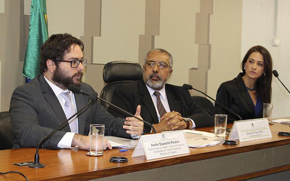 Ministro do Trabalho, Ronaldo Nogueira, deverá trocar a chefia da Divisão de Fiscalização para a Erradicação do Trabalho Escravo (Detrae), hoje sob o comando de André Esposito Roston, que criticou duramente a falta de recursos do órgão durante audiência pública realizada em agosto, no Senado; declarações de Roston colocaram pressão sob o ministro que desde que assumiu o cargo vem dando sinais contrários à política de combate ao trabalho escravo no país; mudança acontece às vésperas da divulgação da chamada lista suja, que inclui o nome de empregadores que fazem uso de mão de obra análoga à escravidão (Foto: Paulo Emílio) Ministro do Trabalho, Ronaldo Nogueira, deverá trocar a chefia da Divisão de Fiscalização para a Erradicação do Trabalho Escravo (Detrae), hoje sob o comando de André Esposito Roston, que criticou duramente a falta de recursos do órgão durante audiência pública realizada em agosto, no Senado; declarações de Roston colocaram pressão sob o ministro que desde que assumiu o cargo vem dando sinais contrários à política de combate ao trabalho escravo no país; mudança acontece às vésperas da divulgação da chamada lista suja, que inclui o nome de empregadores que fazem uso de mão de obra análoga à escravidão