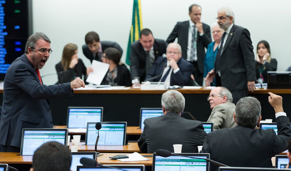 A votação dos destaques ao texto da reforma política gerou confusão e tumulto nesta quinta-feira, 10, no plenário da comissão que debate o assunto na Câmara; o presidente da comissão, deputado Lúcio Vieira Lima (PMDB-BA), foi acusado de quebrar acordo, pelo qual a votação de temas mais importantes seria nominal, e pôs o assunto em votação simbólica; no modelo aprovado, o eleitor vota duas vezes – em um candidato do distrito e no partido. Metade das cadeiras vai para os mais votados do distrito e a outra será preenchida pelos partidos na forma de lista preordenada, a partir das eleições de 2022 (Foto: Aquiles Lins) A votação dos destaques ao texto da reforma política gerou confusão e tumulto nesta quinta-feira, 10, no plenário da comissão que debate o assunto na Câmara; o presidente da comissão, deputado Lúcio Vieira Lima (PMDB-BA), foi acusado de quebrar acordo, pelo qual a votação de temas mais importantes seria nominal, e pôs o assunto em votação simbólica; no modelo aprovado, o eleitor vota duas vezes – em um candidato do distrito e no partido. Metade das cadeiras vai para os mais votados do distrito e a outra será preenchida pelos partidos na forma de lista preordenada, a partir das eleições de 2022