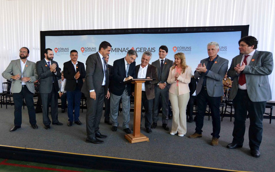 Governador Fernando Pimentel participou, em Passos, Território Sudoeste, da reunião da nova fase do Fórum Regional de Governo – Por todo o Estado, e anunciou ações nas áreas de educação, segurança pública, infraestrutura, saúde e habitação a partir das demandas apresentadas nas fases anteriores dos fóruns; após cumprir o compromisso feito ainda em 2015, de implementar o curso de medicina na Universidade Estadual de Minas Gerais (Uemg) em Passos, o governador determinou, a liberação de R$ 1,9 milhão para a melhoria da infraestrutura da unidade da universidade no município (Foto: Leonardo Lucena) Governador Fernando Pimentel participou, em Passos, Território Sudoeste, da reunião da nova fase do Fórum Regional de Governo – Por todo o Estado, e anunciou ações nas áreas de educação, segurança pública, infraestrutura, saúde e habitação a partir das demandas apresentadas nas fases anteriores dos fóruns; após cumprir o compromisso feito ainda em 2015, de implementar o curso de medicina na Universidade Estadual de Minas Gerais (Uemg) em Passos, o governador determinou, a liberação de R$ 1,9 milhão para a melhoria da infraestrutura da unidade da universidade no município