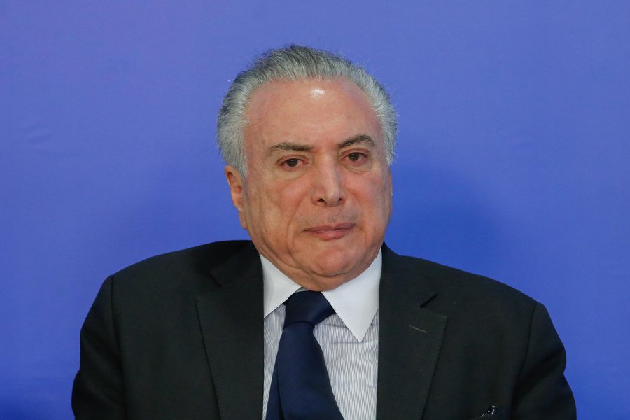 A defesa de Michel Temer pediu nesta sexta-feira ao ministro Edson Fachin, do Supremo Tribunal Federal (STF), que a denúncia contra ele e integrantes do PMDB seja devolvida à Procuradoria-Geral da República; na petição, o advogado Antônio Claudio Mariz alega que as acusações referem-se a um período em que presidente não estava no cargo; de acordo com a Constituição, o presidente da República não pode ser alvo de investigação sobre fatos que aconteceram antes de assumir a chefia do governo (Foto: Romulo Faro) A defesa de Michel Temer pediu nesta sexta-feira ao ministro Edson Fachin, do Supremo Tribunal Federal (STF), que a denúncia contra ele e integrantes do PMDB seja devolvida à Procuradoria-Geral da República; na petição, o advogado Antônio Claudio Mariz alega que as acusações referem-se a um período em que presidente não estava no cargo; de acordo com a Constituição, o presidente da República não pode ser alvo de investigação sobre fatos que aconteceram antes de assumir a chefia do governo