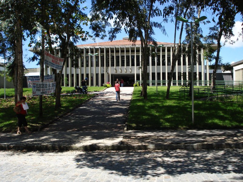 A redução de mais de R$ 23 milhões no orçamento de custeio e capital da Universidade Federal de Alagoas (Ufal) traz como perspectiva a interrupção de atividade essenciais à instituição; problema poderá levar à precarização dos serviços que são ofertados pela universidade; há a possibilidade real de cortes em diárias e passagens, bem como de serviços terceirizados, entre outros (Foto: Voney Malta) A redução de mais de R$ 23 milhões no orçamento de custeio e capital da Universidade Federal de Alagoas (Ufal) traz como perspectiva a interrupção de atividade essenciais à instituição; problema poderá levar à precarização dos serviços que são ofertados pela universidade; há a possibilidade real de cortes em diárias e passagens, bem como de serviços terceirizados, entre outros