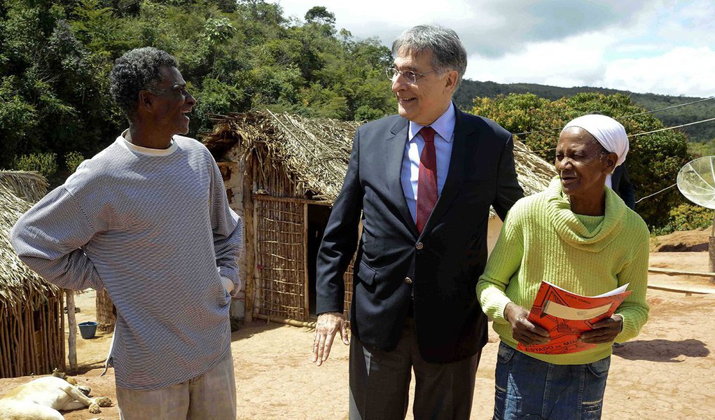 Segundo levantamento realizado pelo Instituto Paraná Pesquisas, o governador Fernando Pimentel (PT) é favorito ao governo do estado de Minas Gerais; no primeiro cenário, Pimentel tem 24,4%, seguido por 18,8% de Alexandre Kalil, atual prefeito de Belo Horizonte, e por Aécio Neves, com 13,1%; já no segundo cenário, o atual governador tem vantagem ainda maior - 31,1% dos votos, contra 11,6% do ex-prefeito da capital Márcio Lacerda (Foto: Ana Pupulin) Segundo levantamento realizado pelo Instituto Paraná Pesquisas, o governador Fernando Pimentel (PT) é favorito ao governo do estado de Minas Gerais; no primeiro cenário, Pimentel tem 24,4%, seguido por 18,8% de Alexandre Kalil, atual prefeito de Belo Horizonte, e por Aécio Neves, com 13,1%; já no segundo cenário, o atual governador tem vantagem ainda maior - 31,1% dos votos, contra 11,6% do ex-prefeito da capital Márcio Lacerda