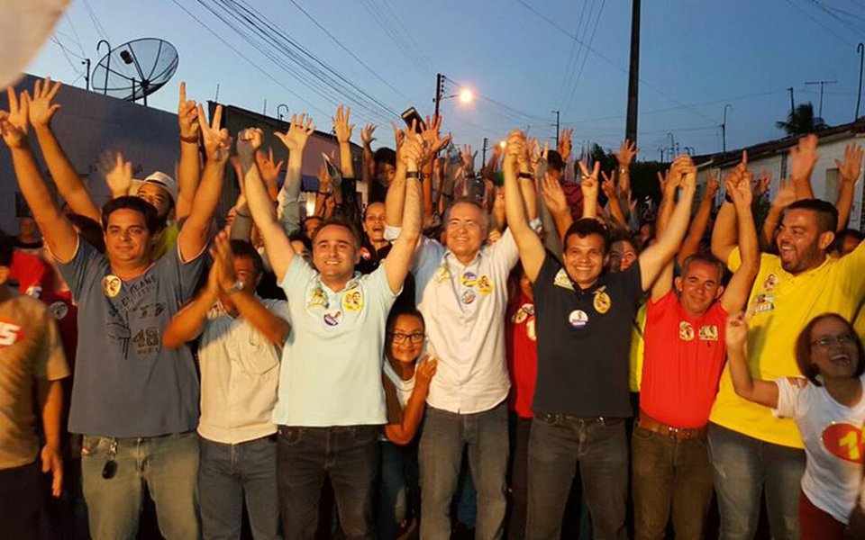 De acordo com levantamento realizado pelo Instituto de Pesquisas Ibrape em todos os bairros e povoados de Arapiraca – o segundo maior colégio eleitoral de Alagoas, o senador Renan Calheiros (PMDB-AL) lidera a disputa; em um cenário com cinco candidatos, ele aparece com 35%; pesquisa foi realizada entre os dias 23 e 24 setembro, foram ouvidos 800 eleitores de 16 anos ou mais; intervalo de confiança é de 95% e a margem de erro é de 3 pontos percentuais, para mais ou para menos (Foto: Voney Malta) De acordo com levantamento realizado pelo Instituto de Pesquisas Ibrape em todos os bairros e povoados de Arapiraca – o segundo maior colégio eleitoral de Alagoas, o senador Renan Calheiros (PMDB-AL) lidera a disputa; em um cenário com cinco candidatos, ele aparece com 35%; pesquisa foi realizada entre os dias 23 e 24 setembro, foram ouvidos 800 eleitores de 16 anos ou mais; intervalo de confiança é de 95% e a margem de erro é de 3 pontos percentuais, para mais ou para menos