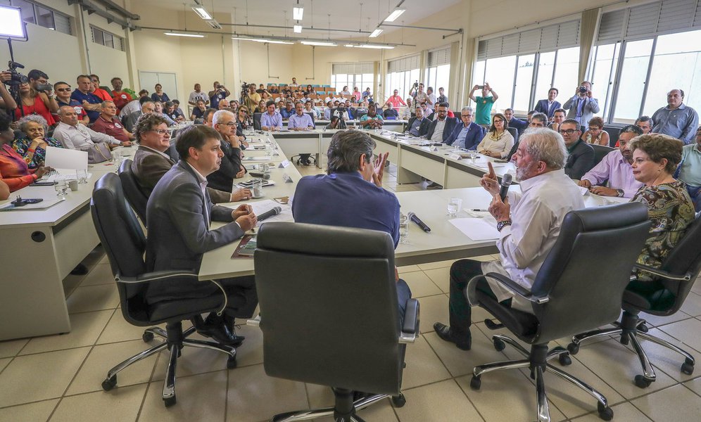 Reitores de universidades e diretores de institutos federais de Minas Gerais pediram compromisso do ex-presidente Lula com a revogação da lei, promulgada em dezembro do ano passado; manifesto ocorreu em uma reunião neste domingo (29), em Diamantina (MG); o reitor da Universidade Federal de Juiz de Fora (UFJF), Marcus David, afirmou que a legislação que contingencia investimentos públicos foi um grande equívoco; "Claramente trata-se de uma estratégia para mudar o estado brasileiro", disse; "A emenda 95 é um modo simplista da direita de achar que resolve o problema fiscal com um artigo" (Foto: Aquiles Lins) Reitores de universidades e diretores de institutos federais de Minas Gerais pediram compromisso do ex-presidente Lula com a revogação da lei, promulgada em dezembro do ano passado; manifesto ocorreu em uma reunião neste domingo (29), em Diamantina (MG); o reitor da Universidade Federal de Juiz de Fora (UFJF), Marcus David, afirmou que a legislação que contingencia investimentos públicos foi um grande equívoco; "Claramente trata-se de uma estratégia para mudar o estado brasileiro", disse; "A emenda 95 é um modo simplista da direita de achar que resolve o problema fiscal com um artigo"