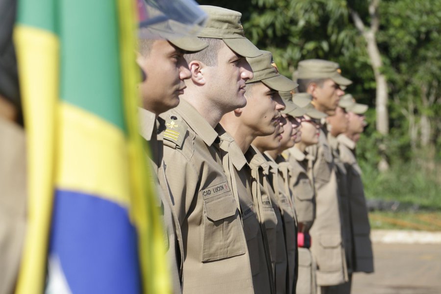 O governador Marconi Perillo assinou o decreto de nomeação dos aprovados no último concurso do Corpo de Bombeiros Militar do Estado de Goiás (CBMGO); o decreto de nomeação foi assinado e serão convocados 250 novos soldados e 20 cadetes; em breve será divulgado o cronograma completo para a inclusão e a matrícula nos cursos de formação (Foto: Leonardo Lucena) O governador Marconi Perillo assinou o decreto de nomeação dos aprovados no último concurso do Corpo de Bombeiros Militar do Estado de Goiás (CBMGO); o decreto de nomeação foi assinado e serão convocados 250 novos soldados e 20 cadetes; em breve será divulgado o cronograma completo para a inclusão e a matrícula nos cursos de formação