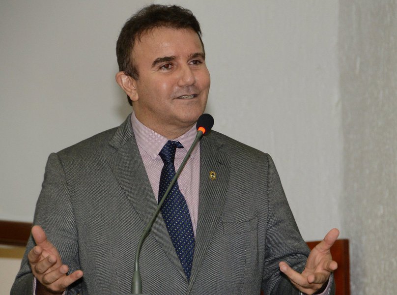 O deputado estadual Eduardo Siqueira Campos (DEM) apresentou na Assembleia Legislativa quatro requerimentos que visam o encaminhamento de votos de aplausos a várias autoridades, dentre elas o governador do Tocantins, Marcelo Miranda (PMDB) e o prefeito de Palmas, Carlos Amastha (PSB) (Foto: Leonardo Lucena) O deputado estadual Eduardo Siqueira Campos (DEM) apresentou na Assembleia Legislativa quatro requerimentos que visam o encaminhamento de votos de aplausos a várias autoridades, dentre elas o governador do Tocantins, Marcelo Miranda (PMDB) e o prefeito de Palmas, Carlos Amastha (PSB)