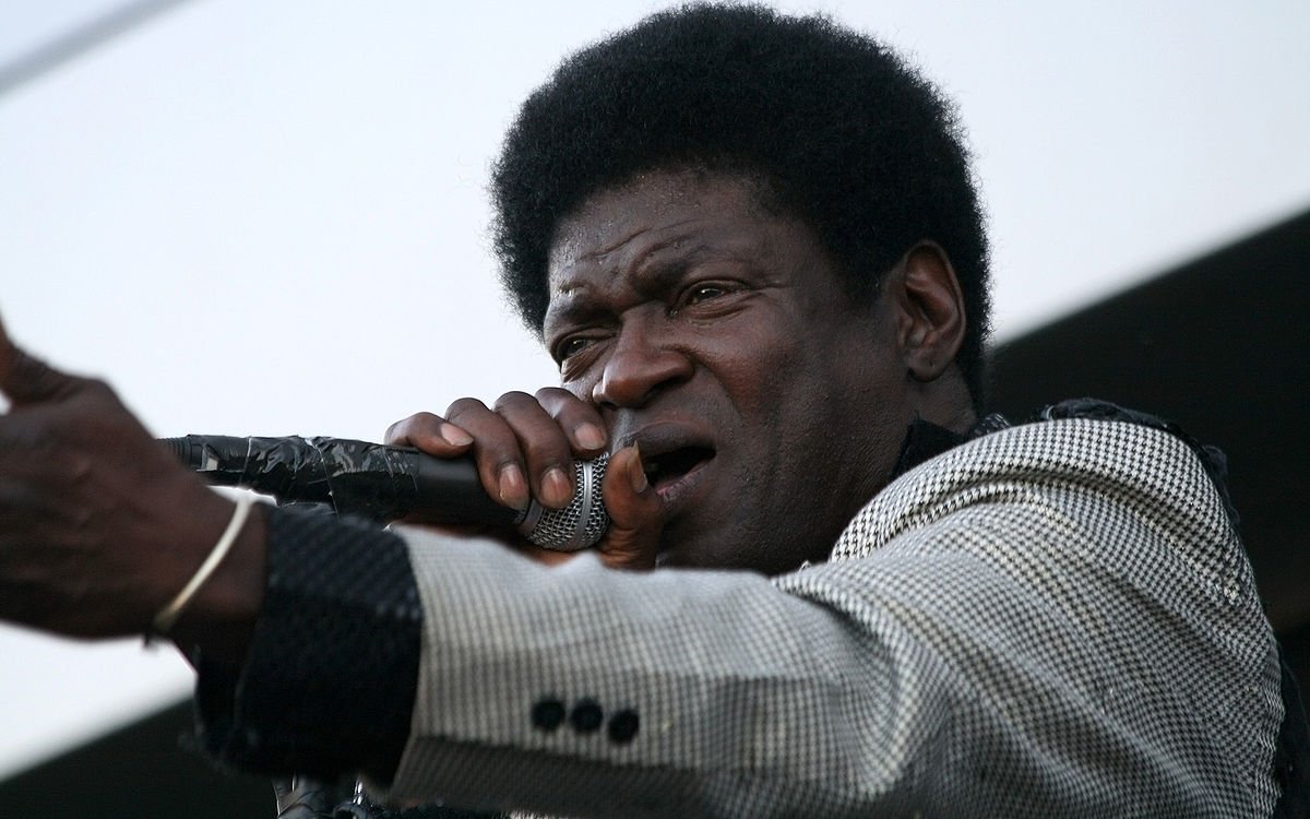 O músico norte-americano Charles Bradley, expoente do soul, morreu neste sábado (23), aos 68 anos; no início do mês, o cantor havia cancelado sua turnê, incluindo apresentação no Rock in Rio, após descobrir que um câncer havia se espalhado e atingido o fígado; o músico lançou todos os seus discos após os 60 anos; no trabalho mais recente, de 2016, refletia sobre o turbilhão político nos EUA e os riscos trazidos pelo extremismo (Foto: Charles Nisz) O músico norte-americano Charles Bradley, expoente do soul, morreu neste sábado (23), aos 68 anos; no início do mês, o cantor havia cancelado sua turnê, incluindo apresentação no Rock in Rio, após descobrir que um câncer havia se espalhado e atingido o fígado; o músico lançou todos os seus discos após os 60 anos; no trabalho mais recente, de 2016, refletia sobre o turbilhão político nos EUA e os riscos trazidos pelo extremismo
